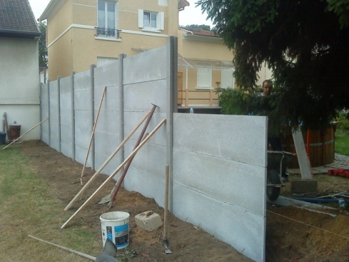 Mur de clôture en dalles de béton